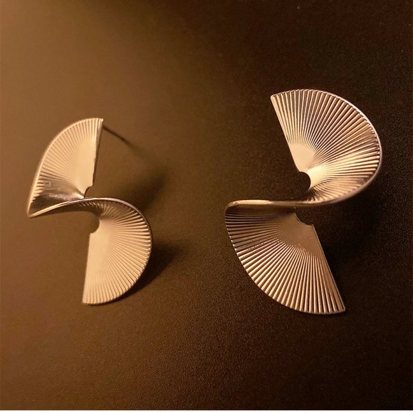 Gold and silver metal spiral fan-shaped earrings - Picture 4 of 12